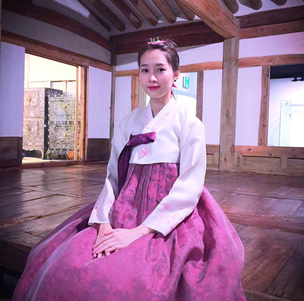 Hoa hậu Đặng Thu Thảo xinh đẹp trong bộ hanbook trong chuyến du lịch Hàn Quốc.