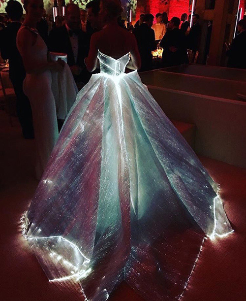 Chiếc váy chỉ tỏa sáng lung linh khi đặt trong không gian tối, khi các sợi phát quang trong lớp lót được dịp tỏa sáng.