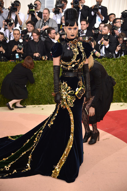 Ca sĩ Katy Perry chọn đầm đen cầu kỳ của Prada.