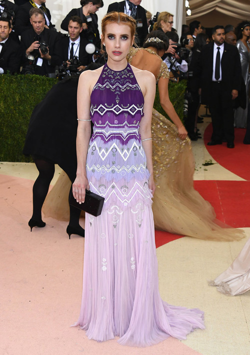 Emma Roberts thanh lịch với đầm cổ yếm màu tím omber.