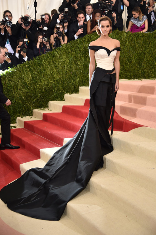Cô 'phù thủy' Emma Watson  quyến rũ và gợi cảm với thiết kế đen trắng của Calvin Klein