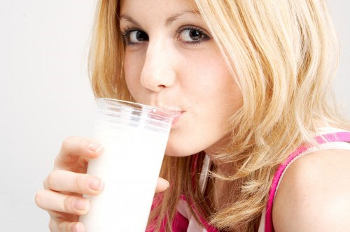 Sữa: Giàu vitamin D rất tốt cho thận trong việc điều hoà lưu lượng máu.
