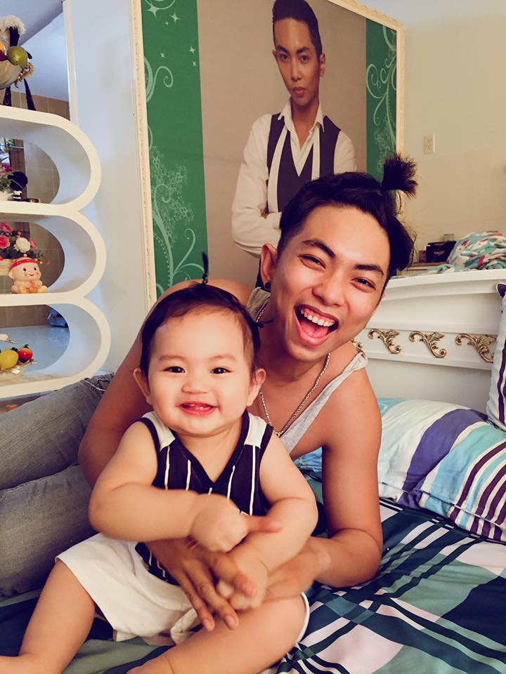 Phan Hiển khoe ảnh hài hước chụp cùng con trai bé bỏng 'Ai cười tươi hơn ai. Đố cả nhà'.