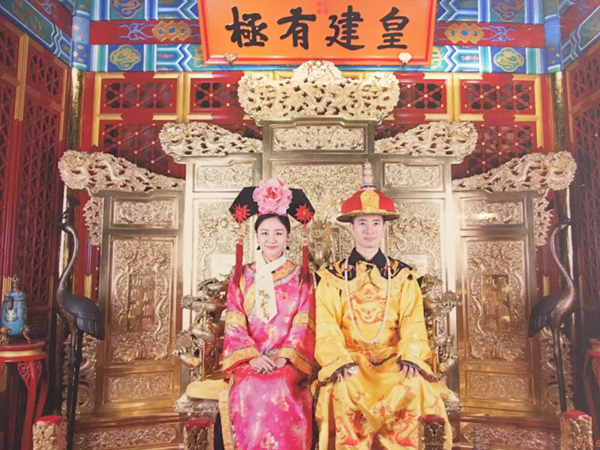 Văn Mai Hương cùng bạn trai hóa thân thành Hoàn châu cách cách và Hoàng thượng khi tham quan các di tích ở Bắc Kinh (Trung Quốc).