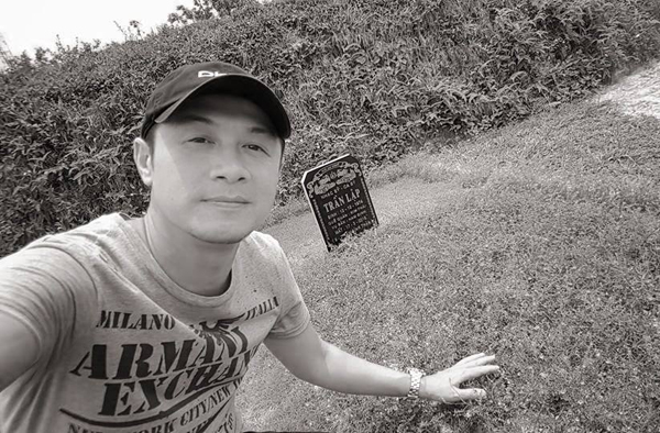 MC Anh Tuấn chụp ảnh tự sướng bên mộ người anh em Trần Lập như khi anh còn sống.