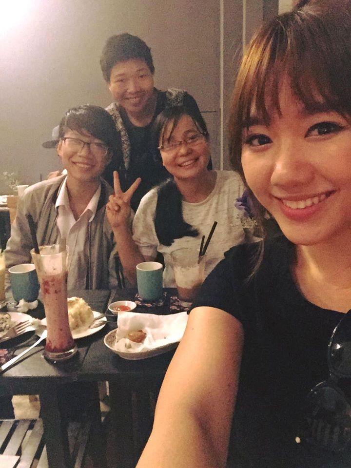 Hari Won selfile cùng ba người bạn 'Khách cuối cùng của Hari'.