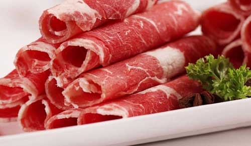 Thịt đỏ như thịt bò và thịt lợn, có chứa một lượng lớn chất sắt heme (chất sắt từ động vật) mà cơ thể dễ dàng hấp thu sắt hơn các loại thực phẩm chứa sắt không heme (chất sắt từ thực vật).