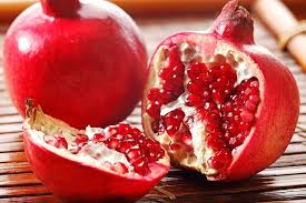 Trái lựu - lựu là loại siêu trái cây vì nó chứa nhiều thành phần có lợi cho sức khỏe. Lựu có chứa protein, carbohydrate, chất béo và chất xơ.