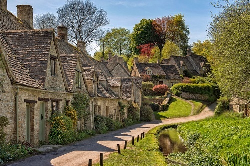 Những căn nhà được xây bằng đá sa thạch cổ kính tồn tại suốt hàng trăm năm, mang đậm nét kiến trúc cổ kính, yên bình của vùng Cotswold, hòa với một màu xanh tuyệt đẹp của thiên nhiên tạo nên ngôi làng Bibury xinh đẹp nhất nước Anh.