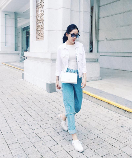 Chi Pu xinh đẹp trong trang phục giản dị áo trắng, giày trắng, túi trắng mix cùng quần jeans đơn giản.