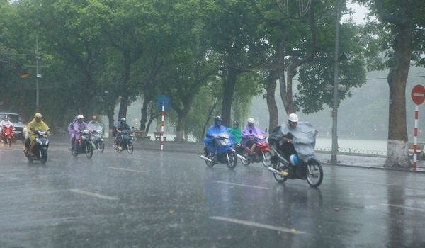 Nội thành Hà Nội mưa dông, Bắc Bộ - Trung Bộ đề phòng lũ quét