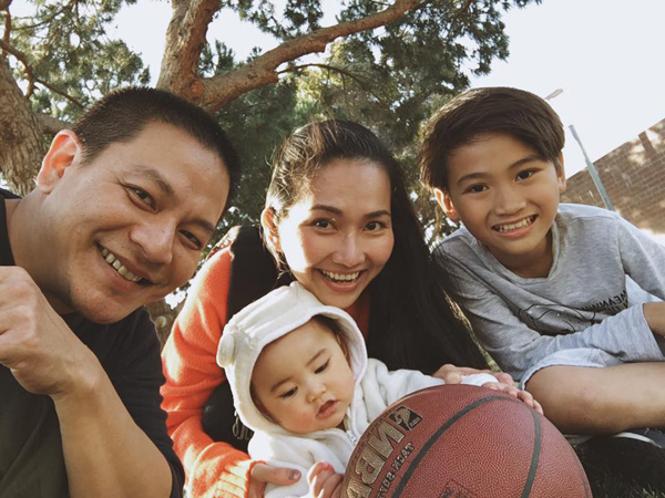 Khoảnh khắc hạnh phúc của gia đình Kim Hiền ở sân bóng rổ.