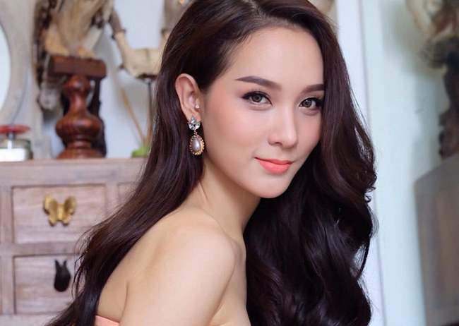 Ghen tị với nhan sắc hút hồn của Tân Hoa hậu chuyển giới Thái Lan