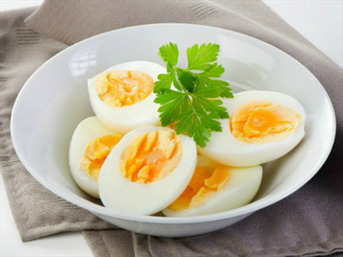 Trứng - các axit béo omega-3, axit béo bão hòa , vitamin D, cholesterol và protein chứa trong trứng đều cần thiết cho việc sản xuất testosterone.