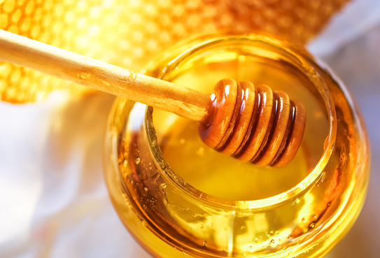 Mật ong là sản phẩm tự nhiên được biết đến với khả năng chữa nhiều loại bệnh. Mật ong có chứa chất boron, một chất hóa học giàu testosterone và oxit nitric, có tác dụng làm giãn nở mạch máu, cải thiện việc cương cứng.