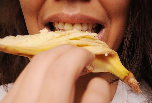 Vỏ chuối: Dùng vỏ chuối chà xát lên hàm răng một cách cẩn thận và khéo léo cũng sẽ giúp tẩy trắng hàm răng hiệu quả.