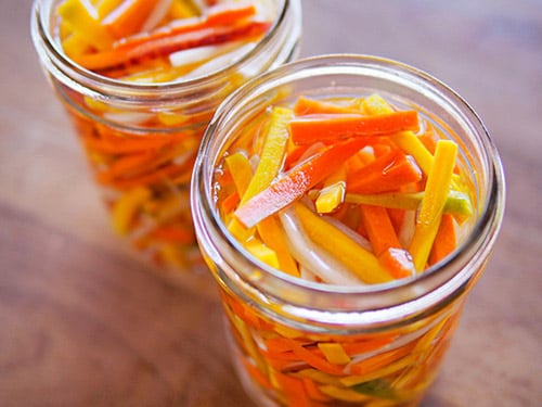 Cách muối củ cải cà rốt 'ăn 1 muốn 10'