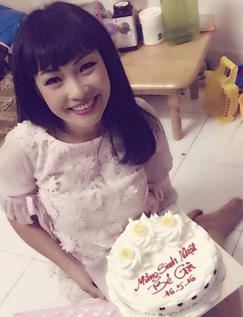 Phương Thanh tươi cười chụp ảnh bên chiếc bánh sinh nhật của bé Gà, con gái chị.