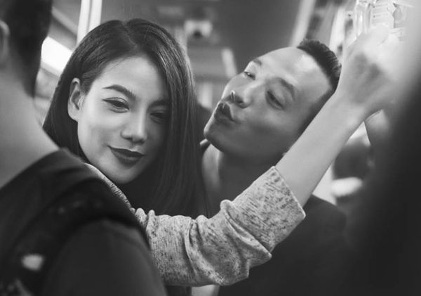 Kim Lý chu môi hôn gió Trương Ngọc Ánh trên tàu điện ngầm ở Bắc Kinh.