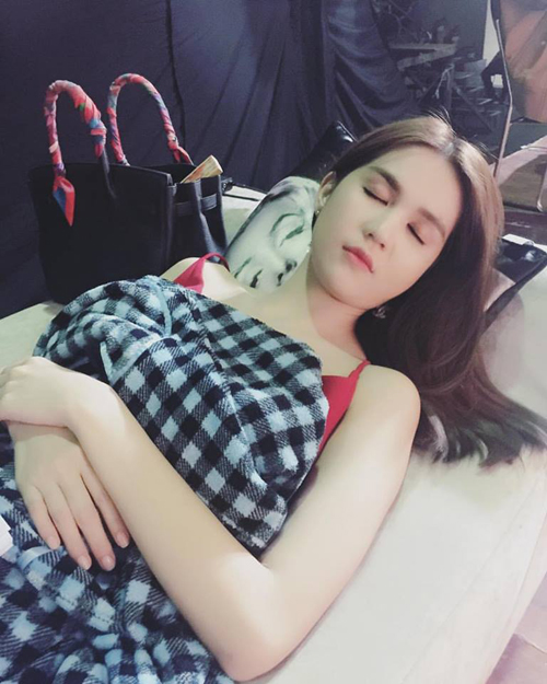 Mệt mỏi ghi hình cho Đêm hội chân dài ở Singapore, Ngọc Trinh vô tư ngủ gật.