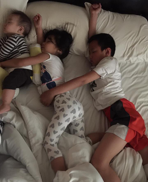 Ca sỹ Hồng Ngọc chia sẻ tâm sự cùng bức ảnh ấm áp về 3 con 'Sáng thức dậy nhìn qua bên cạnh. Mình đã ba con. Bởi thế làm sao tui có thể đi đâu xa được chứ...'.