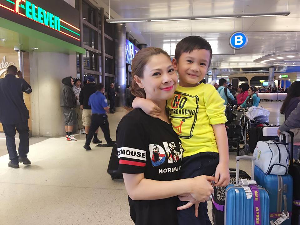 Thanh Thảo selfile cùng con trai nuôi 'Đến sân bay có con trai ra đón thế là quên hết mệt'.