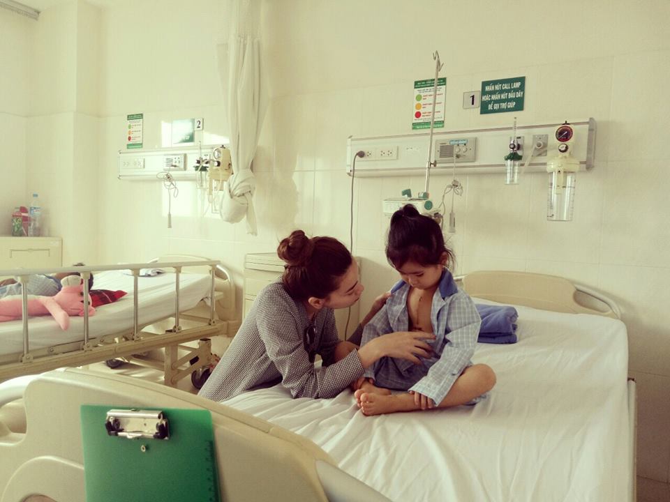Hồ Ngọc Hà thân thiện 'Tranh thủ đến thăm một bé được tài trợ mổ tim..'.