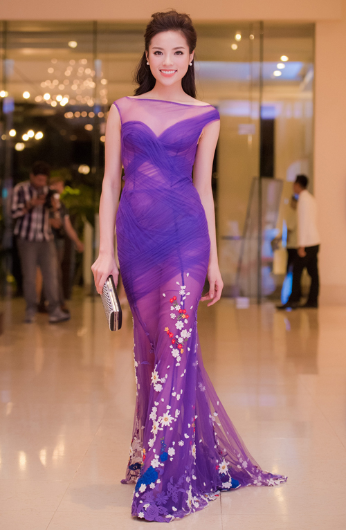 Hoa hậu Kỳ Duyên quyến rũ với váy xuyên thấu màu tím đầy cuốn hút, gợi cảm đi sự kiện tối 24/5.