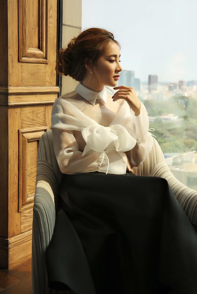 Nhã Phương không khác gì một tiểu thư xinh đẹp, ngồi cửa sổ và 'Nhớ cái nắng Sài Gòn' khi đang quay phim ở Hàn Quốc.