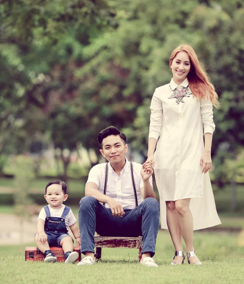 Gia đình Khánh Thi - Phan Hiển và Kubi hạnh phúc trong ngày Tết thiếu nhi. Gương mặt bụ bẫm, siêu đáng yêu của bé Kubi đã 'đốn tim' người hâm mộ.