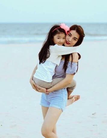 Trương Ngọc Ánh khoe dáng xinh cùng con gái Bảo Tiên trước biển cả 'Điều tuyệt vời nhất'.