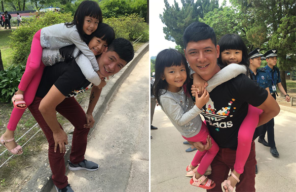 Bình Minh cõng hai công chúa nhỏ khi cả gia đình du lịch ở Hàn Quốc.