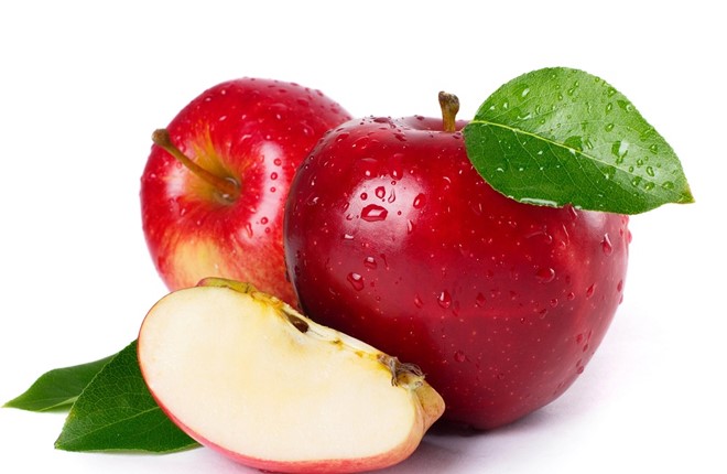 Táo: Theo The Health Site, lượng vitamin C trong táo giúp làm mờ vết thâm, trắng da, thúc đẩy tính đàn hồi, giúp da rạng rỡ từ bên trong. Táo cũng ngăn ngừa các gốc tự do gây lão hóa sớm trên da.