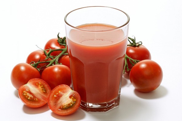 Nước ép cà chua cung cấp nguồn dinh dưỡng tuyệt vời cho cơ thể. Không chỉ uống mà bạn còn có thể sử dụng nước ép cà chua rửa mặt để làm đẹp da, thu nhỏ lỗ chân lông nữa đấy.