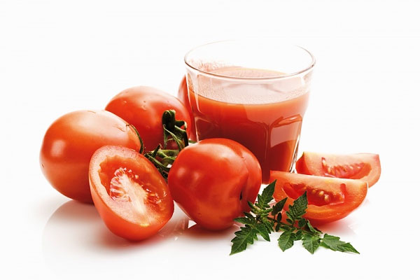Hãy trộn đều cà chua nghiền nhuyễn với bột yến mạch rồi đắp lên da chừng 20 phút, rửa sạch mặt bằng nước ấm bạn sẽ có một làn da đẹp và mịn màng trông thấy.