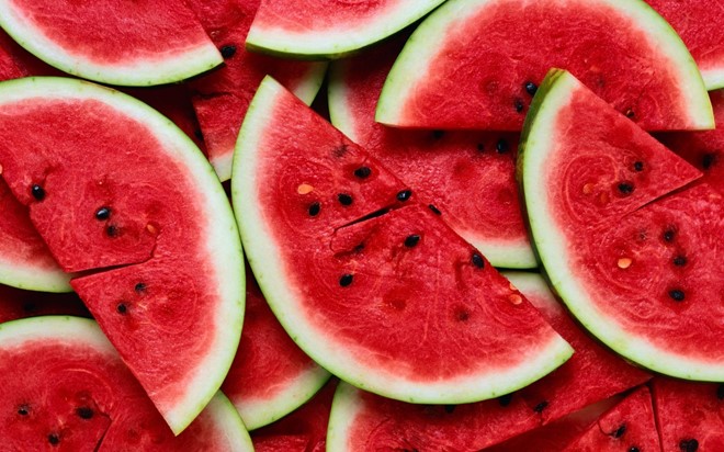 Dưa hấu: Với 90% hàm lượng là nước, trái cây phổ biến của mùa hè này sẽ làm ẩm da từ trong ra ngoài, giúp da luôn rạng rỡ, trắng sáng.