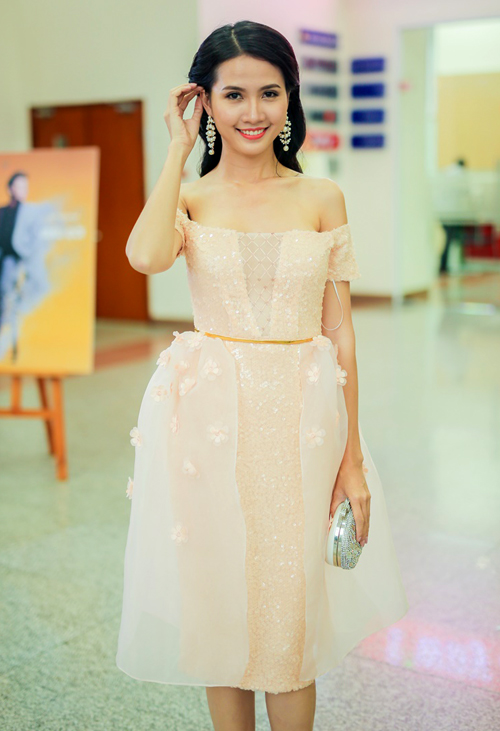 Người đẹp Phan Thị Mơ diện váy trễ vai gợi cảm tới chúc mừng Phạm Hồng Minh.
