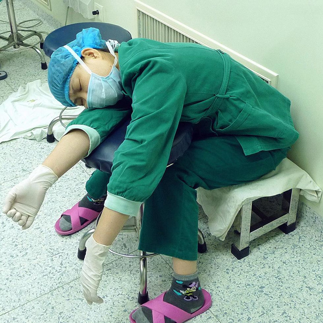 Chùm ảnh bác sĩ kiệt sức chạy chữa cho bệnh nhân gây xúc động