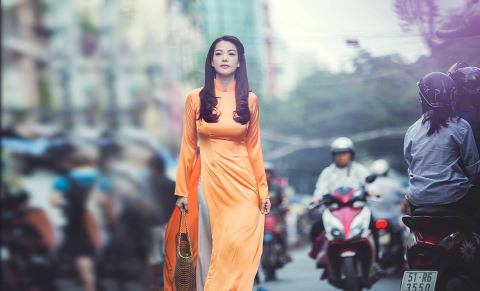 Trương Ngọc Ánh xinh đẹp, dịu dàng trong tà áo dài gam màu cam nổi bật truyền thống.