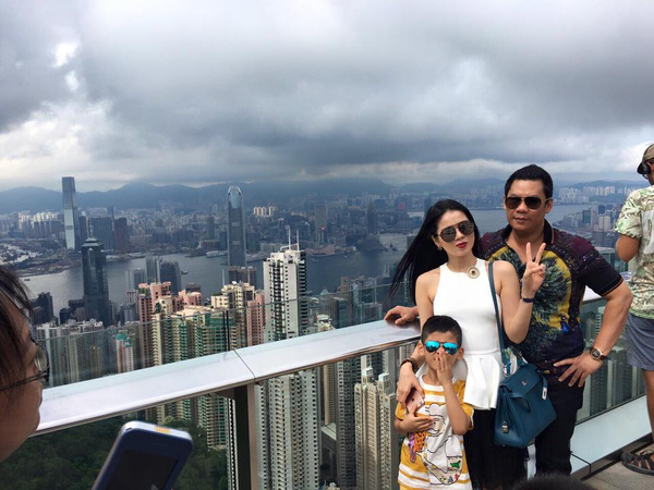 Gia đình Lệ Quyên đang đi du lịch Hồng Kông. Giọng ca 'Hãy trả lời em' chia sẻ: 'Cả nhà mình đang ở tòa nhà cao nhất Hồng Kông nè'.