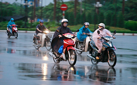Bắc Bộ ngày oi nóng, chiều tối và đêm mưa dông mạnh