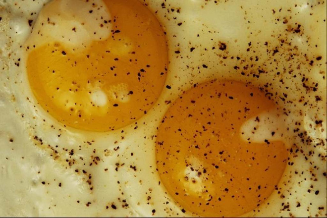 Vì sao bạn nên ăn trứng cùng hạt tiêu?