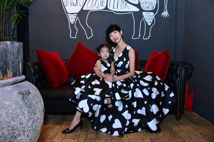 Những bộ đồ đôi siêu đáng yêu của cặp mẹ con sao Việt