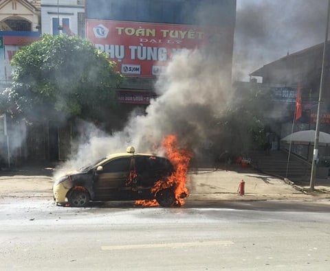 Hà Nội: Xe taxi cháy trơ khung sắt giữa đường