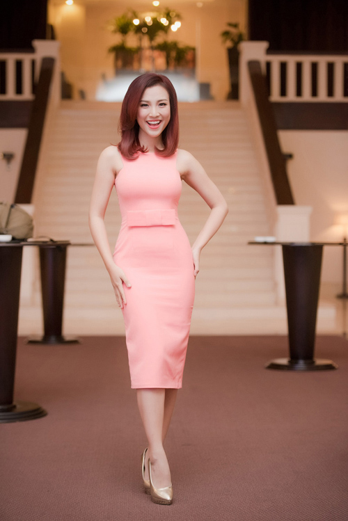 Á hậu Hoàng Oanh thu hút sự chú ý với vẻ đẹp ngọt ngào khi diện đầm sắc hồng nhạt.