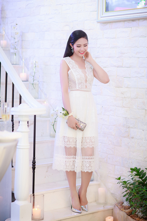Tối 6/6, Ngọc Hân rạng rỡ trong bộ cánh ren màu trắng khi đến dự một buổi tiệc tại Hà Nội. Hoa hậu Việt Nam 2010 mix các phụ kiện như giày, clucth ánh bạc để tạo phong cách thanh lịch.