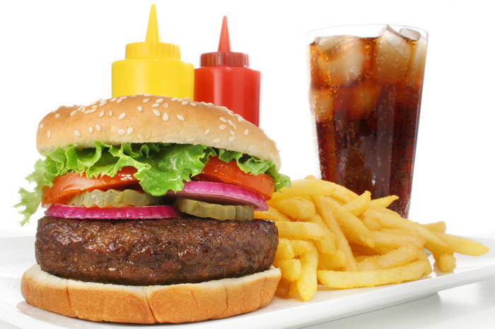 Ăn những món chế biến sẵn như hamburger, thịt hun khói hay xúc xích mỗi ngày sẽ đẩy nguy cơ bị ung thư ruột lên 21% và khả năng bị các bệnh ung thư khác như thực quản, phổi, dạ dày, tuyến tiền liệt.