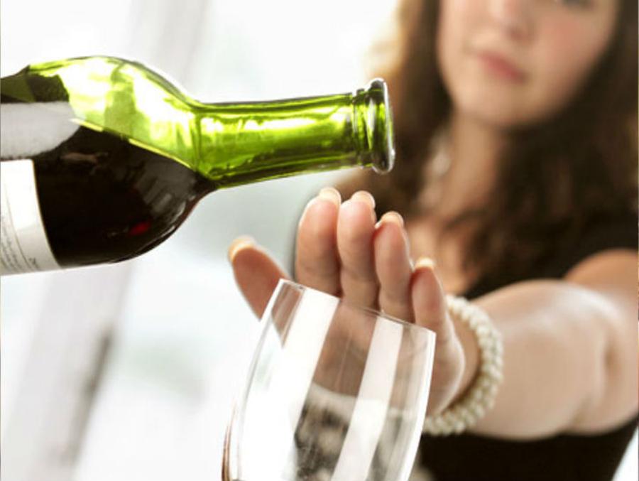 Không nhậu nhẹt - Mỗi ngày một vại bia hay một cốc rượu to sẽ làm tăng 10% nguy cơ ung thư ruột.