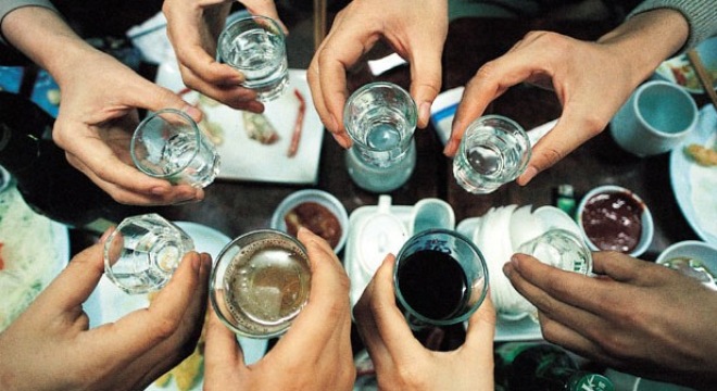 Với phụ nữ, uống rượu hằng ngày cũng làm tăng khả năng bị ung thư vú lên 2%. Ngoài ra quá nhiều chất cồn cũng làm hại gan.
