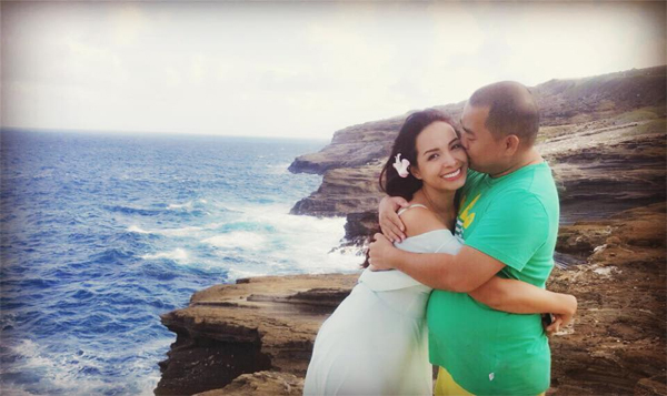 Thúy Hạnh hạnh phúc chia sẻ hình ảnh ông xã Minh Khang tình cảm ôm hôn vợ kèm status yêu thương: 'Chỉ có thể là yêu thôi'.